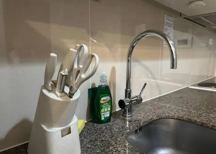 Cozi Chic 1br Beside One Uptown Mall Bgc